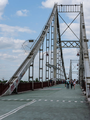 Kiew. Fußgänger-Brücke