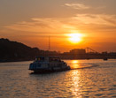 Kiew. Ein Fahrgastschiff