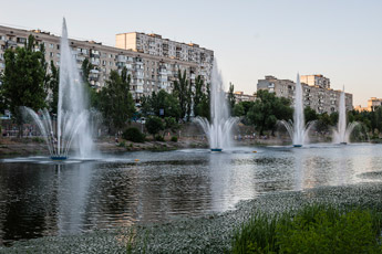 Kiew. Springbrunnen am Russanovker Kanal