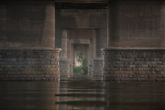 Kiew. Unter der Paton-Brücke