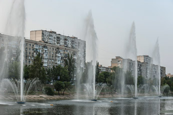 Kiew. Springbrunnen am Russanovker Kanal