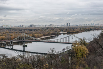 Kiew. Fußgänger-Brücke