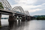 Kiew. Darnizki Eisenbahn- und Straßenbrücke