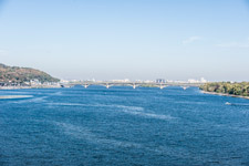 Kiew. Ausblick auf die Metrobrücke