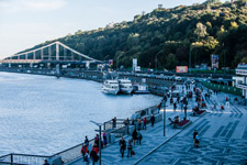 Kiew. Promenade am Hafen