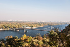 Kiew. Fußgänger-Brücke