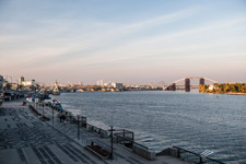 Kiew. Promenade am Hafen