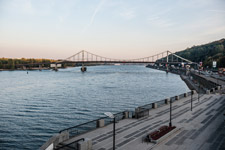 Kiew. Promenade am Hafen