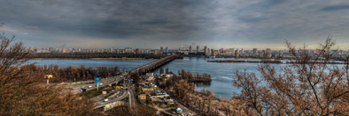 Kiew. Ausblick auf die Paton-Brücke. Panorama
