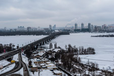 Kiew. Ausblick auf die Paton-Brücke