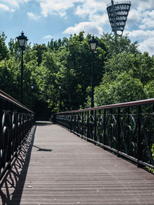 Kiew. Parkbrücke und Stadion