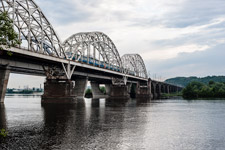 Kiew. Darnizki Eisenbahn- und Straßenbrücke