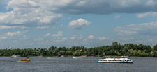 Kiew. Ausflugsschiffe am Dnepr
