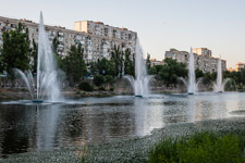 Kiew. Springbrunnen am Russanovker Kanal