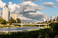 Kiew. Eine Brücke über den Russanovka Kanal