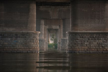 Kiew. Unter der Paton-Brücke