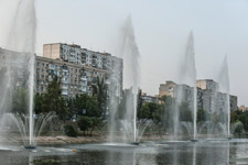 Kiew. Springbrunnen am Russanovker Kanal