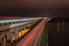 Kiew. Metrobrücke an einem Abend