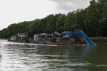 Garbsen. Mittellandkanal. Ein Schubboot