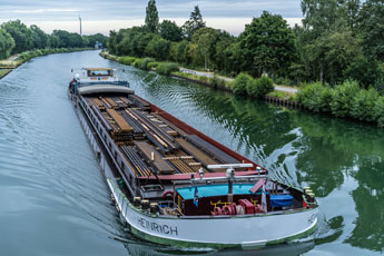 Garbsen. Mittellandkanal. Ein Güterschiff