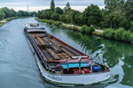 Garbsen. Mittellandkanal. Ein Güterschiff