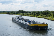Garbsen. Mittellandkanal. Ein Tanker