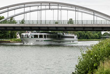 Garbsen. Mittellandkanal. Ein Fahrgastschiff