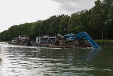 Garbsen. Mittellandkanal. Ein Schubboot