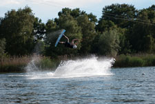 Ein Wakeboarder