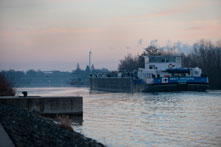 Garbsen. Mittellandkanal. Ein Tanker