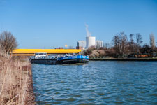Garbsen. Mittellandkanal. Ein Tanker