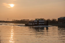 Garbsen. Mittellandkanal. Ein Schubboot