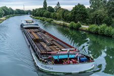 Garbsen. Mittellandkanal. Ein Güterschiff