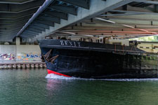 Garbsen. Mittellandkanal. Ein Güterschiff unter einer Brücke
