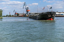 Garbsen. Mittellandkanal. Ein Güterschiff beim Wendemanöver