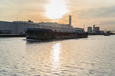 Garbsen. Mittellandkanal. Ein Tanker