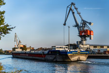 Garbsen. Mittellandkanal. Ein Tanker