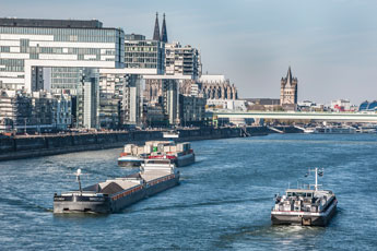 Schiffsverkehr im Kölner Rheingebiet