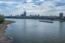 Schiffsverkehr im Kölner Rheingebiet