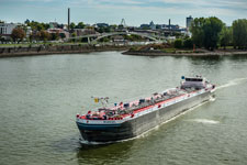 Schiffsverkehr im Kölner Rheingebiet. Ein Tanker