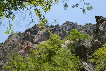 Blick zu Bergen nahe Dorf Loutraki