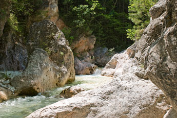 Ein Zufluss Moglenitsas nahe Dorf Loutraki