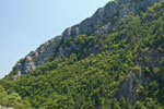 Blick zu Bergen nahe Dorf Loutraki