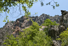 Blick zu Bergen nahe Dorf Loutraki