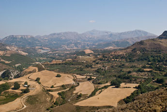 Äcker und Olivenhaine. Unterwegs: Zaros - Rethymno