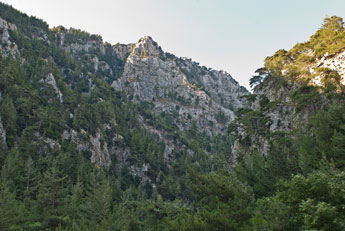 Schlucht Agia-Irini. Bergklippen