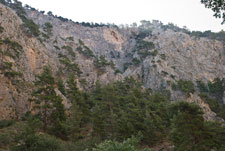 Schlucht Agia-Irini. Bergklippen
