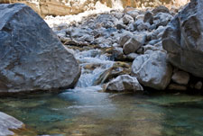 Samaria-Schlucht. Ein Bach