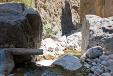 Samaria-Schlucht. Ein Bach