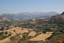 Äcker und Olivenhaine. Unterwegs: Zaros - Rethymno